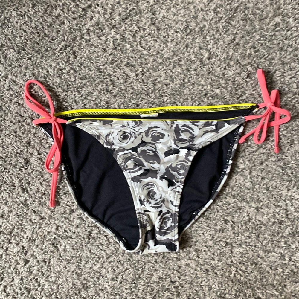String bikini bottom unmarked